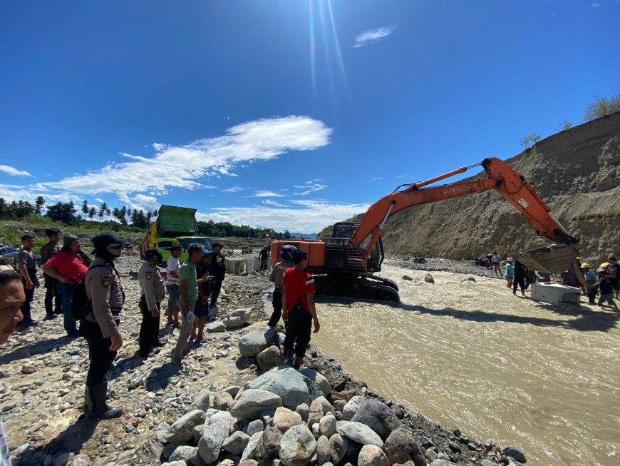 Polri-TNI Terus Lakukan Penanganan Banjir Donggala, Akses Jalan Mulai Dibuka dan Pembersihan Rumah Warga Digencarkan