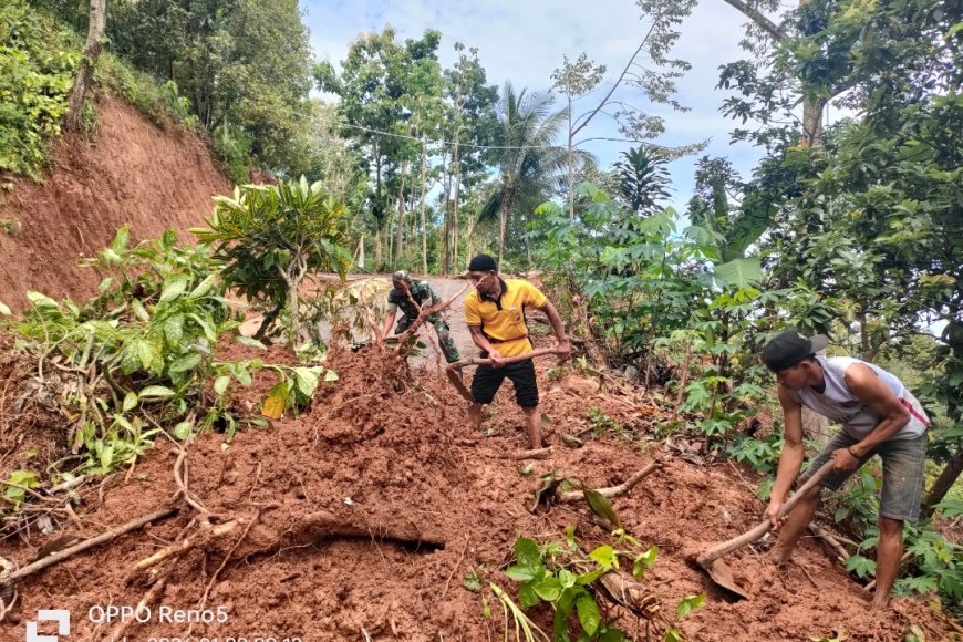 Aiptu Mudhopar Dan Warga Kerja Bakti Bersihkan Material Longsor.