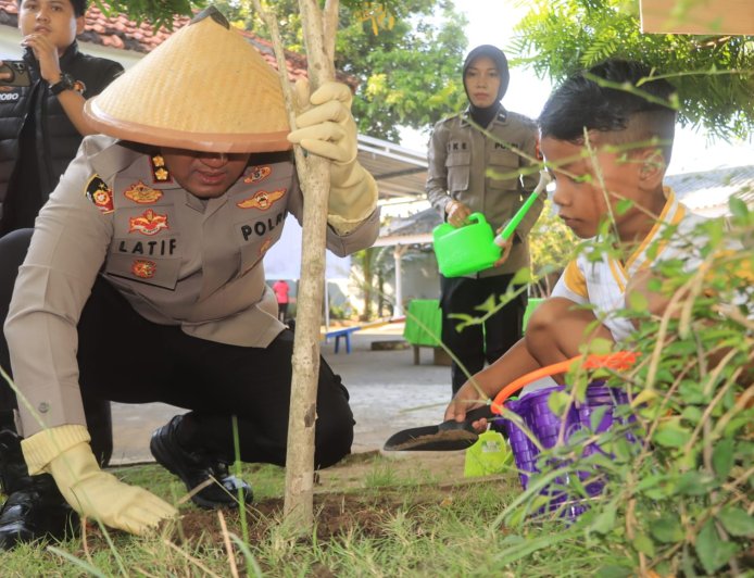 Gerakan Indonesia ASRI : Polres Probolinggo Gelar Aksi Penghijauan Pulihkan Lahan Kritis