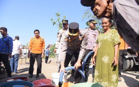 Polres Bondowoso Salurkan Air Bersih ke 20 Dusun yang Terdampak Kekeringan