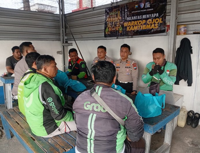 Sambut Hari Bhayangkara ke - 80, Polres Jember Berbagi Paket Sembako untuk Ojol