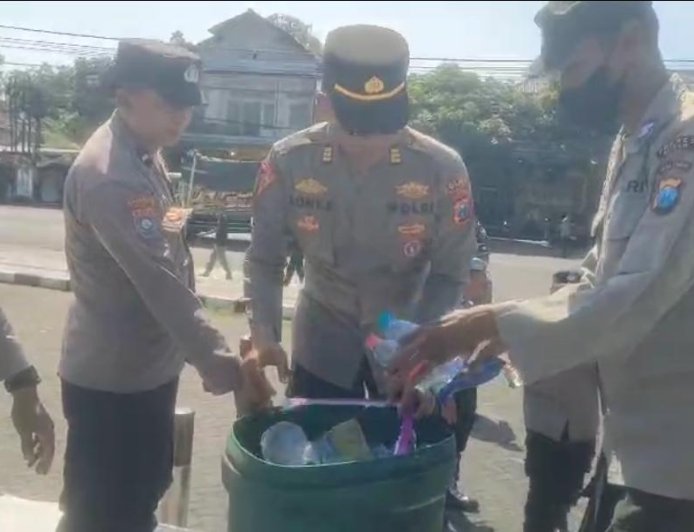 Salut, Personel Polres Blitar Bersihkan Sampah Usai Layanan Pengamanan Aksi Unjuk Rasa